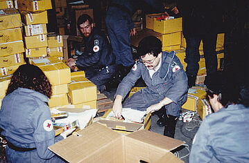 Helfer in Meckenheim bei der Umverpackung und dem Sortieren der Hilfspakete aus ganz Deutschland 