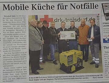 Scheckübergabe der VR-Bank und der SMG-Sieglar im DRK-Zentrum Troisdorf. Durch die Spende wurde ein Notstromerzeuger für die mobile Küche mitfinanziert.  